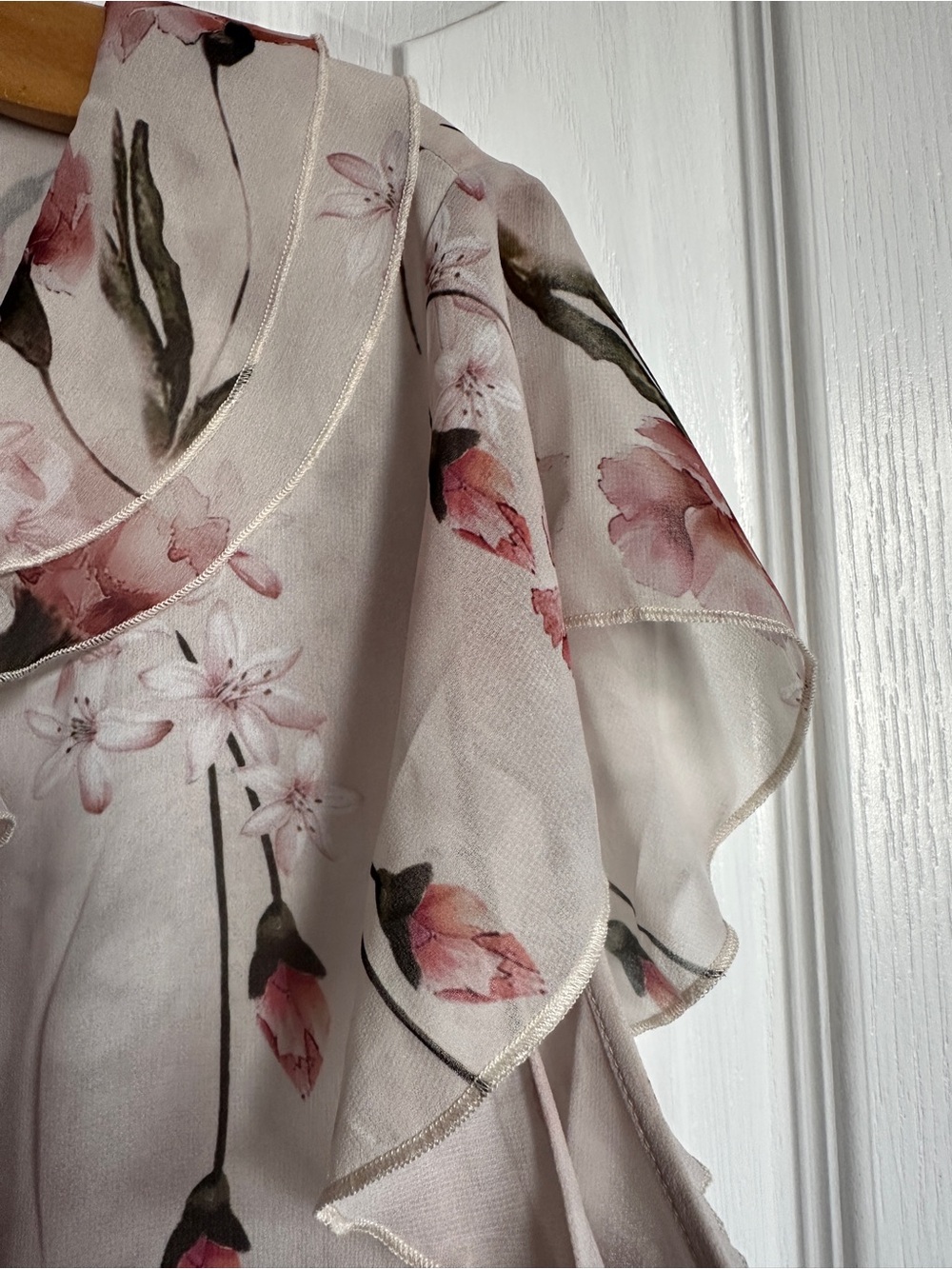 Ricki's Floral Ruffle Cream Button Up Blouse. NWT Size Large - Picture 4 of 9